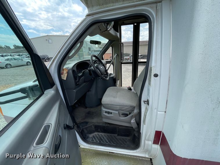 image for item JQ9526 2005 Ford Econoline E450  shuttle bus