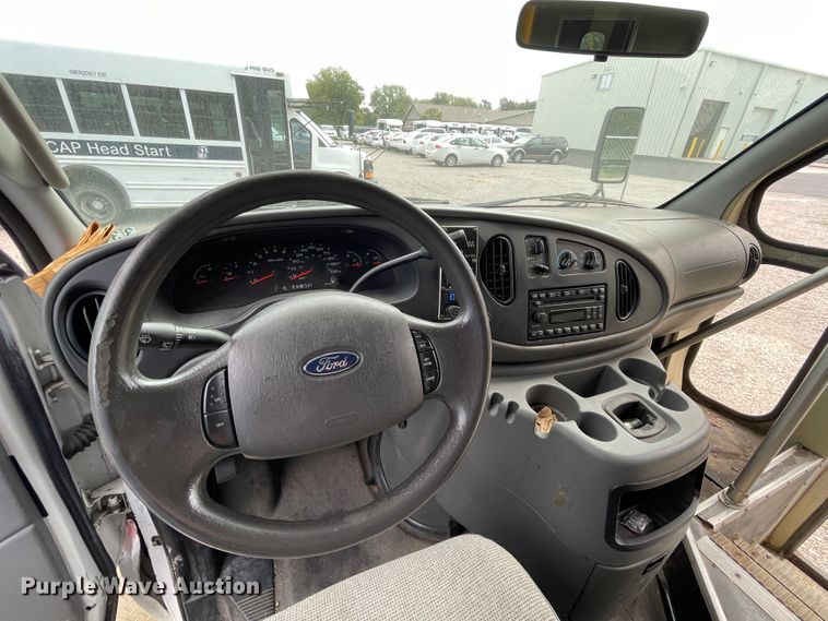 image for item JQ9526 2005 Ford Econoline E450  shuttle bus