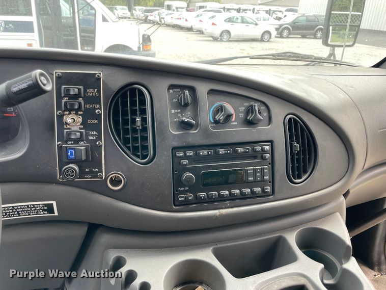 image for item JQ9526 2005 Ford Econoline E450  shuttle bus