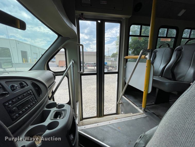image for item JQ9526 2005 Ford Econoline E450  shuttle bus