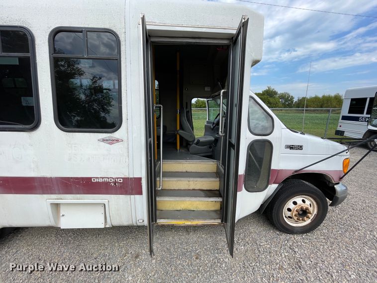 image for item JQ9526 2005 Ford Econoline E450  shuttle bus