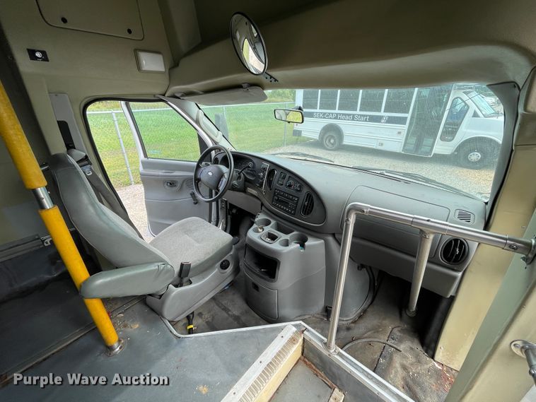 image for item JQ9526 2005 Ford Econoline E450  shuttle bus