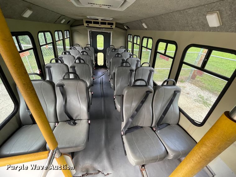 image for item JQ9526 2005 Ford Econoline E450  shuttle bus