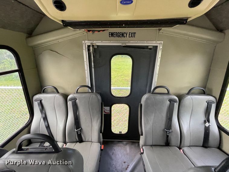 image for item JQ9526 2005 Ford Econoline E450  shuttle bus