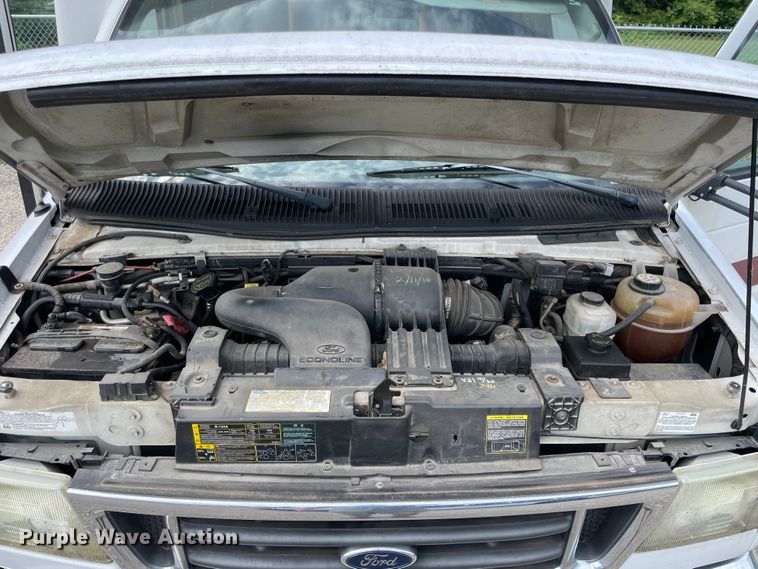 image for item JQ9526 2005 Ford Econoline E450  shuttle bus