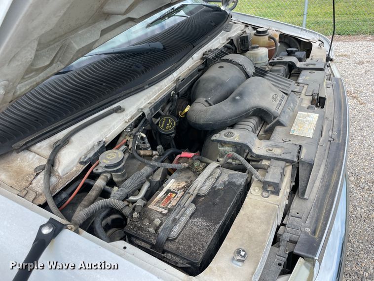 image for item JQ9526 2005 Ford Econoline E450  shuttle bus