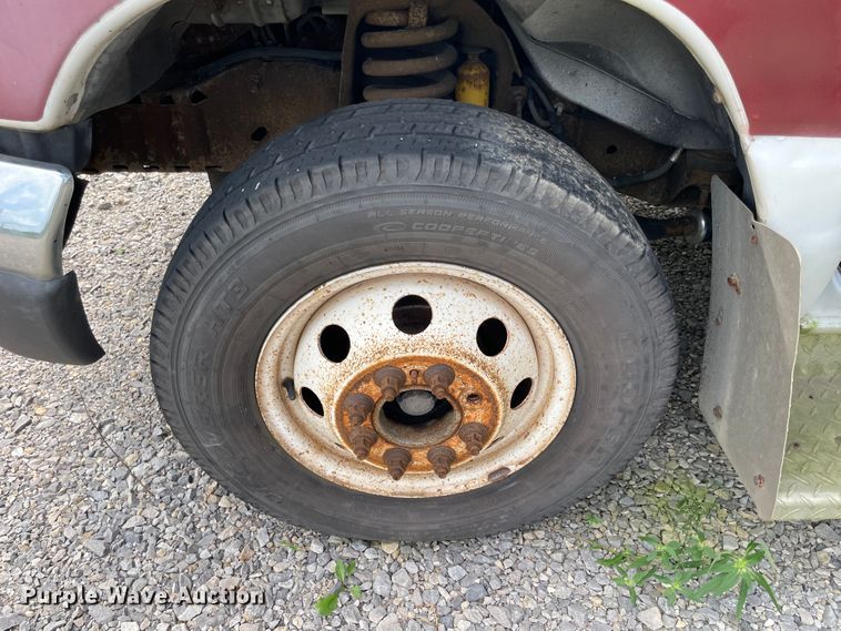 image for item JQ9526 2005 Ford Econoline E450  shuttle bus