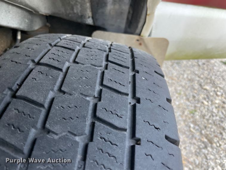 image for item JQ9526 2005 Ford Econoline E450  shuttle bus