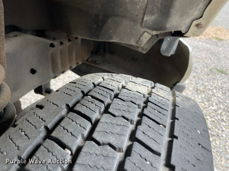 image for item JQ9526 2005 Ford Econoline E450  shuttle bus