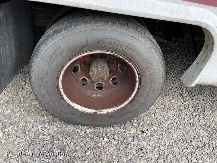 image for item JQ9526 2005 Ford Econoline E450  shuttle bus