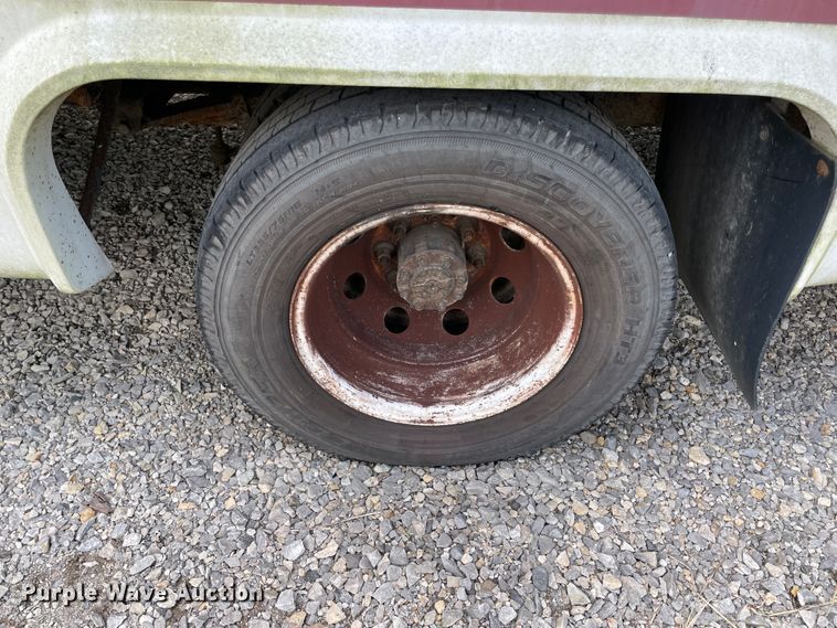 image for item JQ9526 2005 Ford Econoline E450  shuttle bus