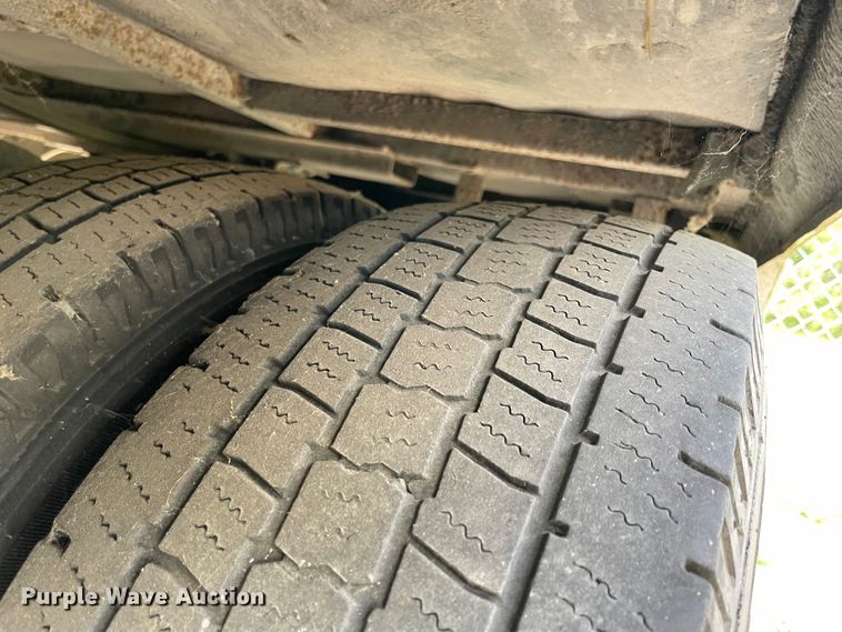 image for item JQ9526 2005 Ford Econoline E450  shuttle bus