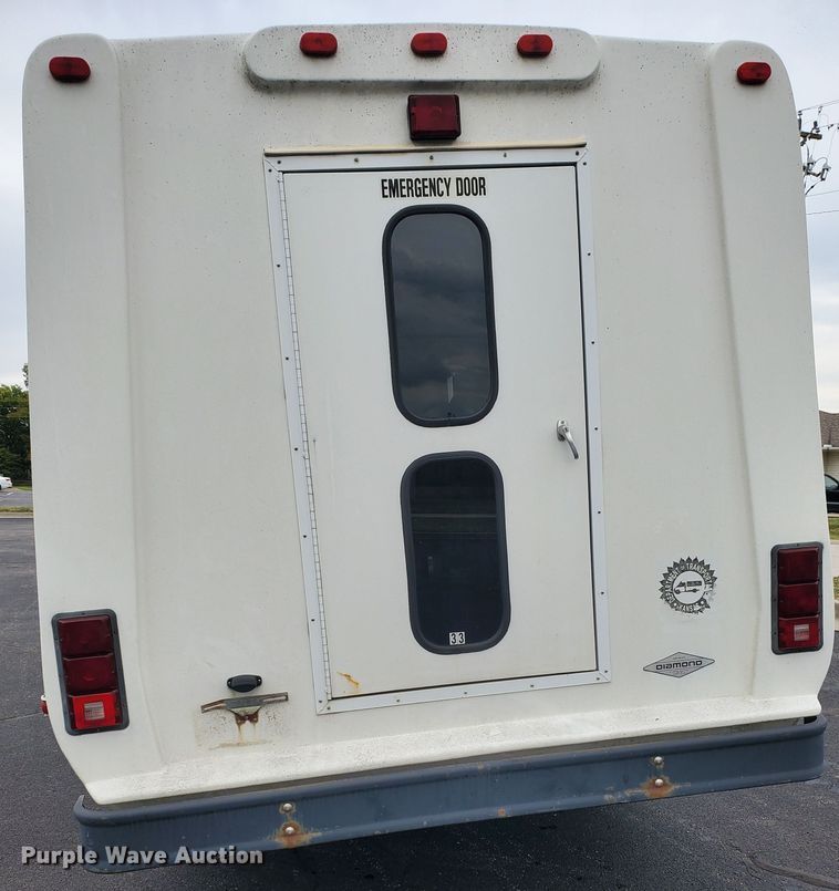 image for item JQ9526 2005 Ford Econoline E450  shuttle bus