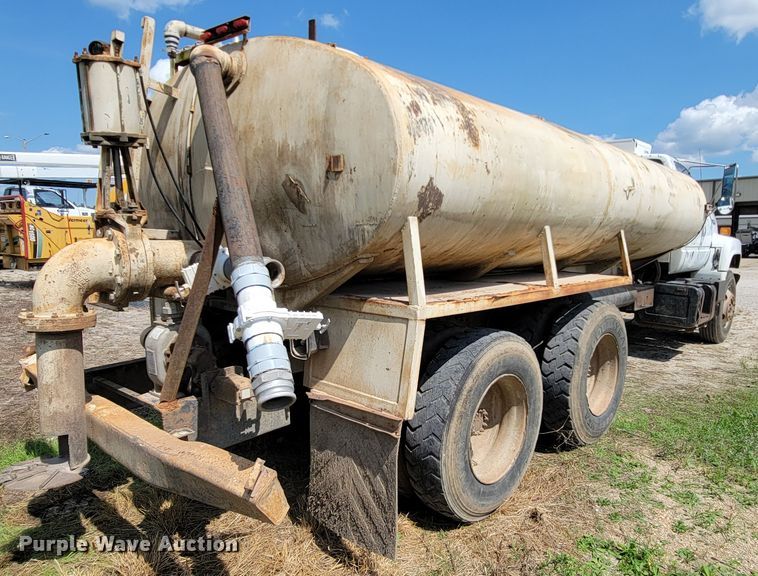 image for item KD9580 1992 Chevrolet TopKick C7500  water truck