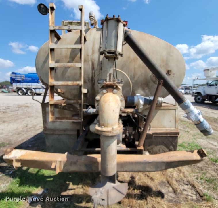 image for item KD9580 1992 Chevrolet TopKick C7500  water truck