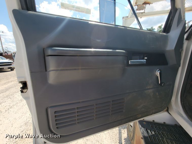 image for item KD9581 2002 Chevrolet C7500  forestry bucket truck