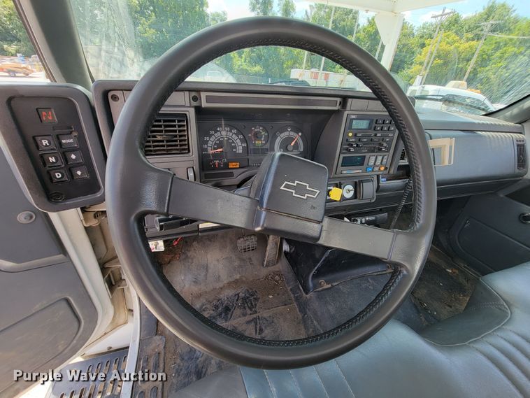 image for item KD9581 2002 Chevrolet C7500  forestry bucket truck