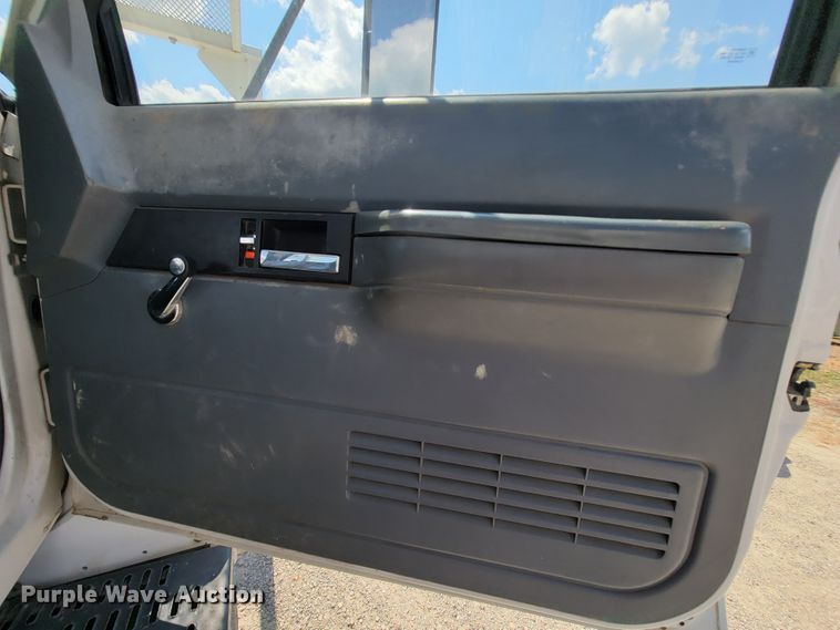 image for item KD9581 2002 Chevrolet C7500  forestry bucket truck