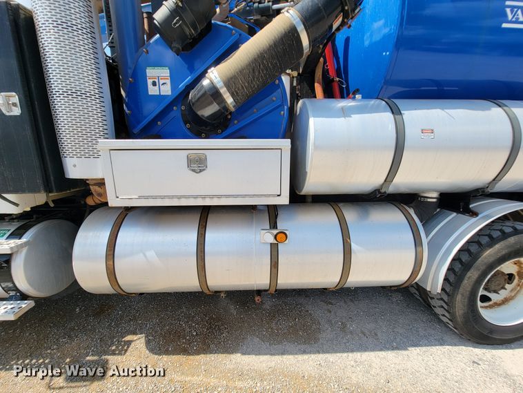 image for item KD9582 2005 Sterling L7500  sewer jetter truck