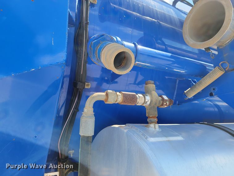 image for item KD9582 2005 Sterling L7500  sewer jetter truck