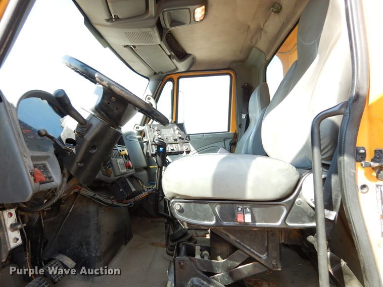 image for item KI9544 2004 International WorkStar 7500  dump truck