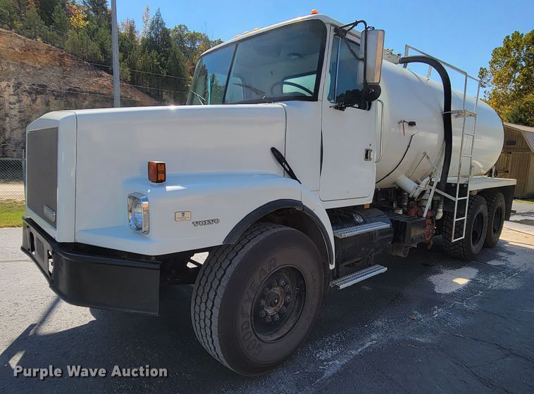 image for item KQ9215 1995 Volvo White GMC WG  vacuum truck