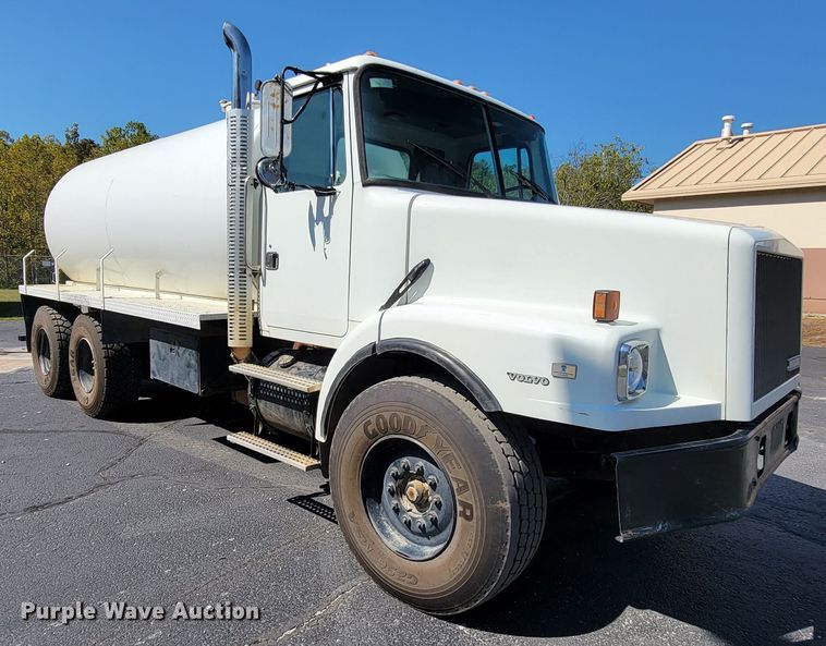 image for item KQ9215 1995 Volvo White GMC WG  vacuum truck