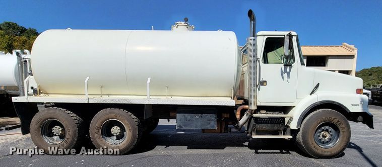 image for item KQ9215 1995 Volvo White GMC WG  vacuum truck