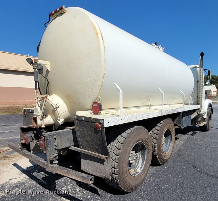 image for item KQ9215 1995 Volvo White GMC WG  vacuum truck