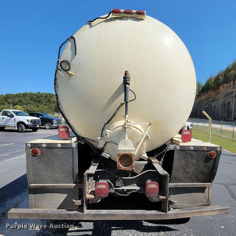 image for item KQ9215 1995 Volvo White GMC WG  vacuum truck