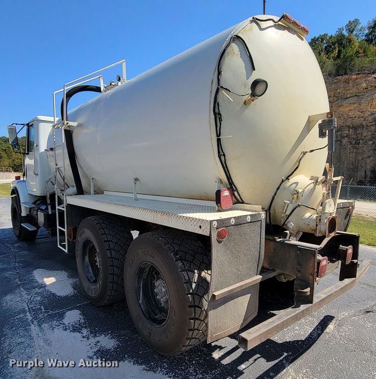 image for item KQ9215 1995 Volvo White GMC WG  vacuum truck