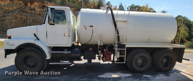 image for item KQ9215 1995 Volvo White GMC WG  vacuum truck