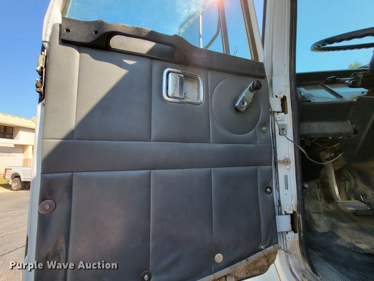 image for item KQ9215 1995 Volvo White GMC WG  vacuum truck