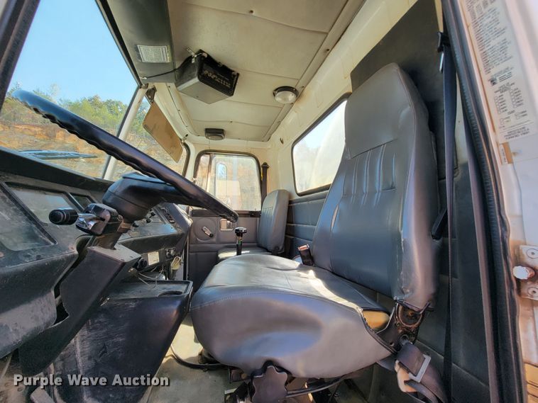 image for item KQ9215 1995 Volvo White GMC WG  vacuum truck