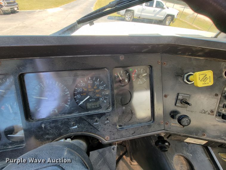 image for item KQ9215 1995 Volvo White GMC WG  vacuum truck