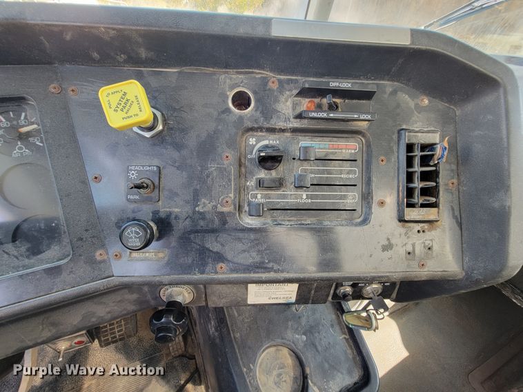 image for item KQ9215 1995 Volvo White GMC WG  vacuum truck