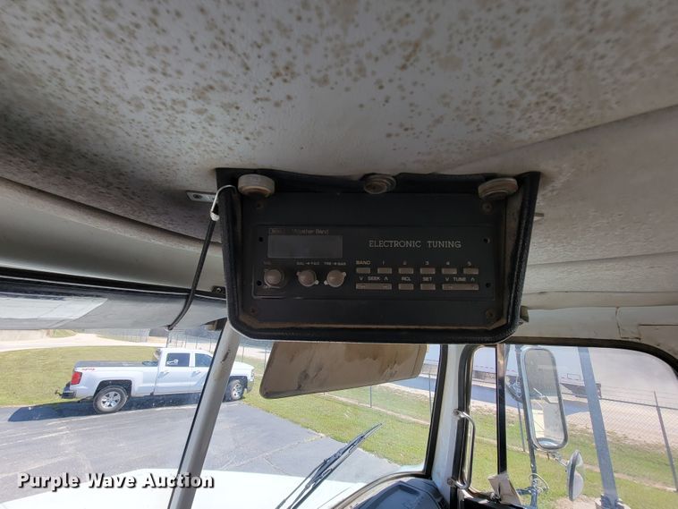 image for item KQ9215 1995 Volvo White GMC WG  vacuum truck