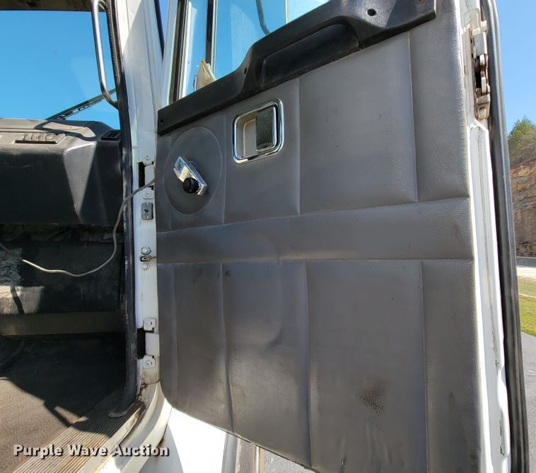 image for item KQ9215 1995 Volvo White GMC WG  vacuum truck