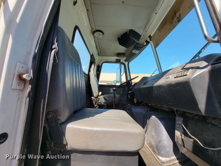 image for item KQ9215 1995 Volvo White GMC WG  vacuum truck