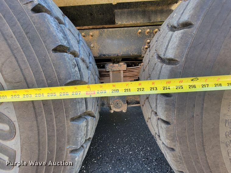 image for item KQ9215 1995 Volvo White GMC WG  vacuum truck