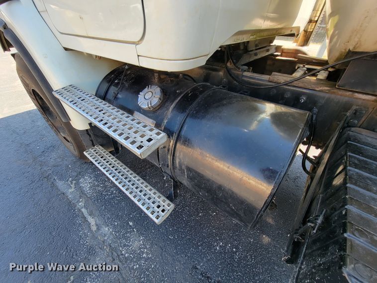 image for item KQ9215 1995 Volvo White GMC WG  vacuum truck