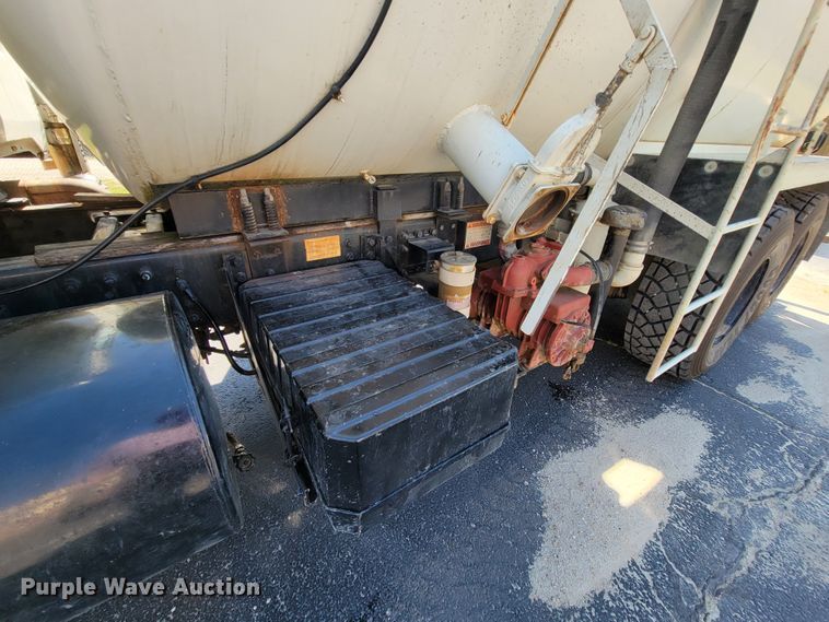 image for item KQ9215 1995 Volvo White GMC WG  vacuum truck