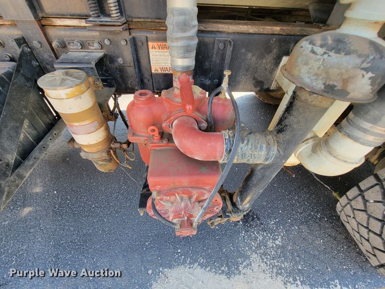 image for item KQ9215 1995 Volvo White GMC WG  vacuum truck