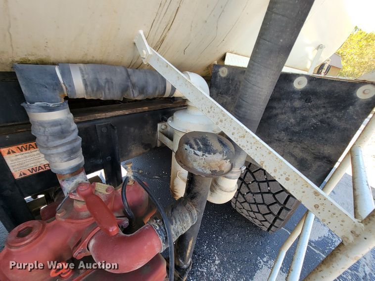 image for item KQ9215 1995 Volvo White GMC WG  vacuum truck