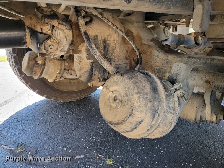 image for item KQ9215 1995 Volvo White GMC WG  vacuum truck