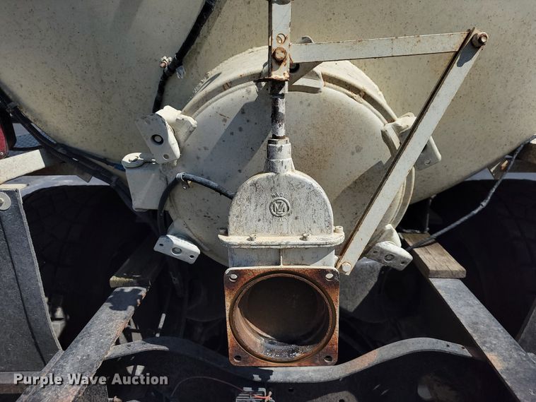 image for item KQ9215 1995 Volvo White GMC WG  vacuum truck