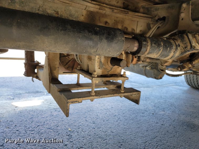 image for item KQ9215 1995 Volvo White GMC WG  vacuum truck