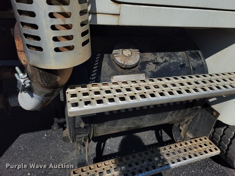 image for item KQ9215 1995 Volvo White GMC WG  vacuum truck