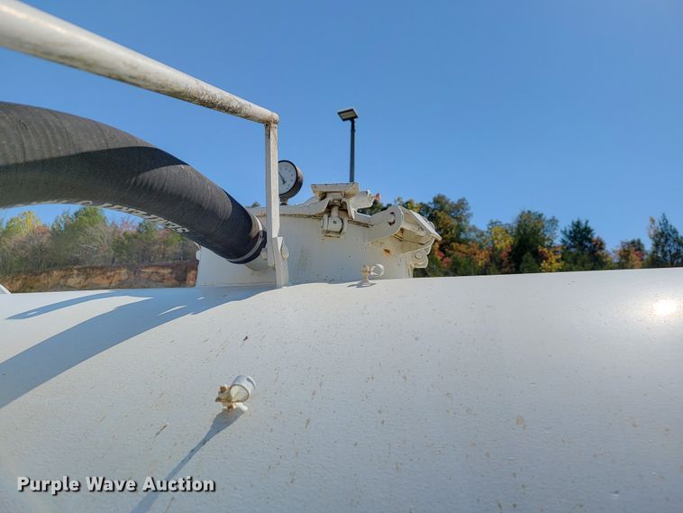 image for item KQ9215 1995 Volvo White GMC WG  vacuum truck