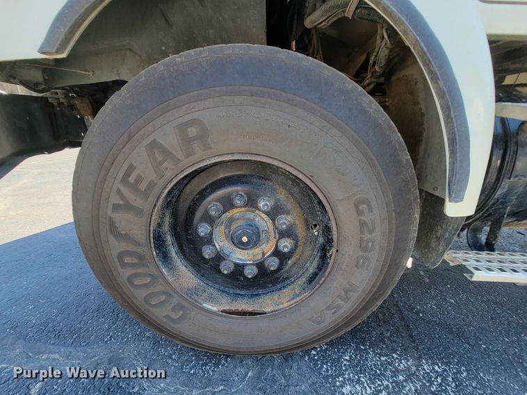 image for item KQ9215 1995 Volvo White GMC WG  vacuum truck